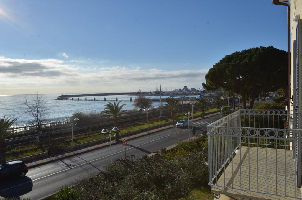 Residence Villa Carmen Fronte Mare A 50 Mt Pietra Ligure Exterior foto
