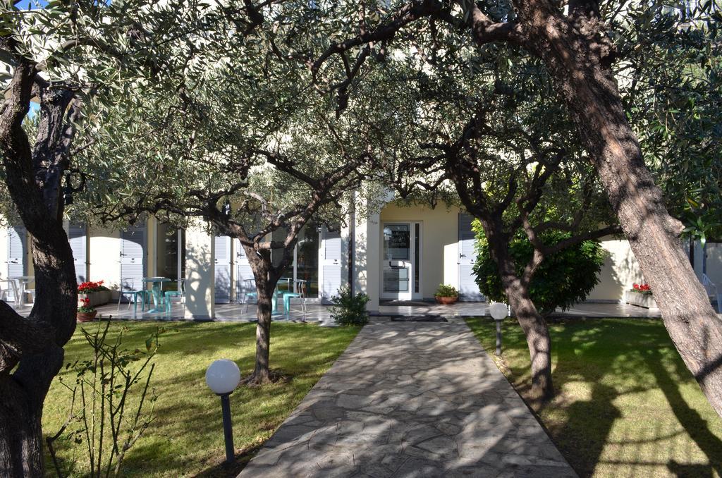 Residence Villa Carmen Fronte Mare A 50 Mt Pietra Ligure Exterior foto
